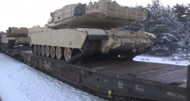 (ВИДЕО) ПРЕД ГРАНИЦАТА СО РУСИЈА: Американски тенкови и оклопни возила пристигнуваат во Полска