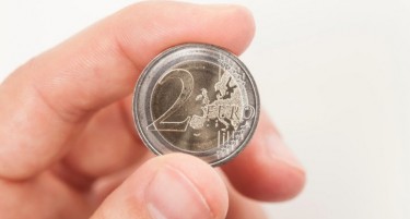НЕ МОЖЕВТЕ НИ ДА СОНУВАТЕ: Ваква монета од 2 евра може да ви донесе многу пари!