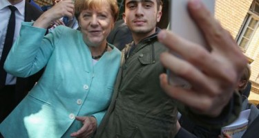 Сириецот кој се сликаше со Меркел го тужи Фејсбук - еве зошто...