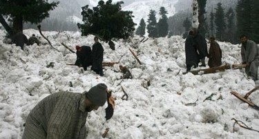 Снежна лавина уби повеќе војници во Индија