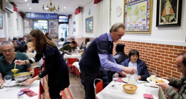 ХУМАНА МИСИЈА ВО ШПАНИЈА: Ресторан за богати и бездомни лица