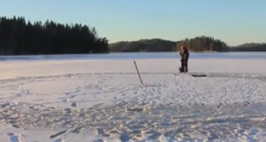(ВИДЕО) На замрзнато езеро Финци направија леден рингишпил