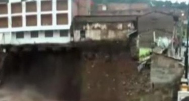 (ВИДЕО) СТРАШНА ГЛЕТКА: Хотел се урна в река поради незапамтени поплави!