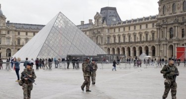 (ВИДЕО) Пукање во Париз - човек сакал со  куфер да влезе во Лувр