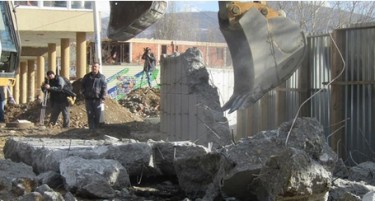 Со булдожери го урнаа ѕидот во Косовска Митровица