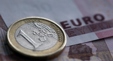 Грижите го потонаа еврото, најголем пад во 2017