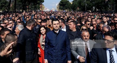 Албанската опозиција се крева на протести против Еди Рама