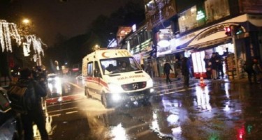 (ВИДЕО) Терористи пукаа во кафуле во Истанбул, има повредени