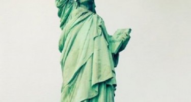 На Статуата на слободата пишува: Бегалци, добредојдовте!
