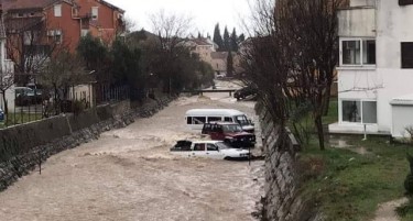 (ФОТО+ВИДЕО) Потоп во Црна Гора, луѓето „заробени“ во куќите и автомобилите