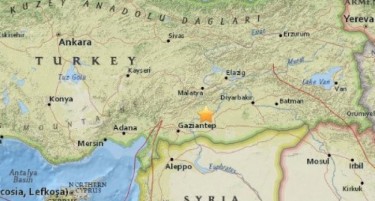 Силен земјотрес во Турција урна згради и повреди луѓе