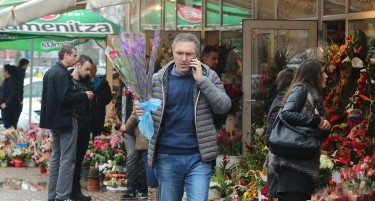 (ГАЛЕРИЈА) 8-ми март го раздвижи Скопје, се купуваат подароци и цвеќе за жените