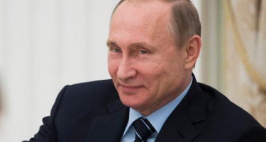 (ВИДЕО) Како Путин го честиташе 8-ми март?