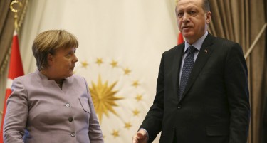Попаметниот попушта - Меркел нема да му возвраќа вербално на Ердоган