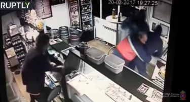 Видео: Храбар Русин избрка вооружени крадци па му се врати на пивото