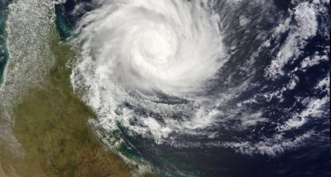 (ВИДЕО) АПОКАЛИПСА ВО АВСТРАЛИЈА: Илјадници луѓе избегаа од домовите поради циклонот кој дува 300 на час
