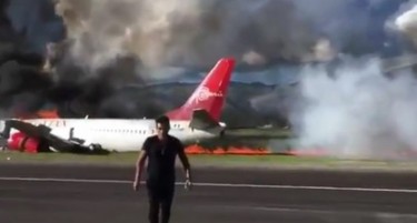 (ВИДЕО) ХОРОР ЗА ПАТНИЦИТЕ: Се запалил авион со 141 патник, пилотот изгубил контрола, па се скршило и крилото