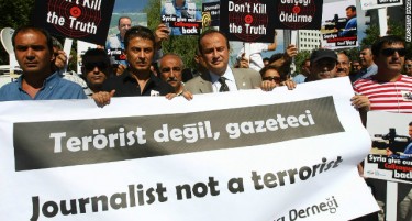 Турски новинари сепак, ќе заглават во затвор за тероризам