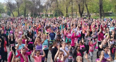 (ГАЛЕРИЈА) Над 1.500 жени трчаа во Градскиот парк за промоција на спортот и здравиот живот