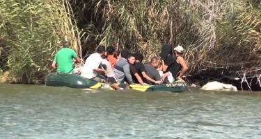 Избегната голема трагедија во Грција - Спасена група од над 60 мигранти