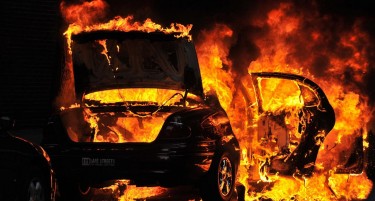 Запалени две возила во Скопје
