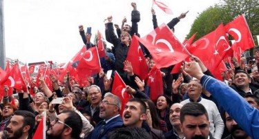 Тензичен референдум во Турција, две лица застрелани