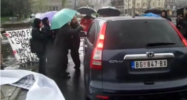 (ВИДЕО) Шешељ со автомобил влета во група демонстранти