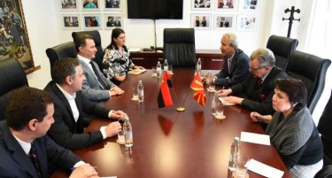 Груевски им соопшти на амбасадорите дека нема прифаќање на Тиранска платформа