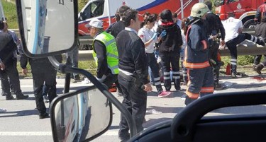 (ВИДЕО) Експлозија во минибус во Истанбул - колку лица се повредени?