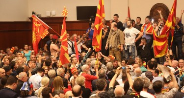 (ФОТО-ГАЛЕРИЈА) Најважниот ден за Македонија осамна: После пеколната ноќ во Собрание, засега е мирно