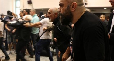 (ВИДЕО18+) Нова снимка од бесната толпа во Собрание: Се слуша „Убиј го Заев“…