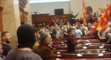 НОВО ВИДЕО: Се гушкаат насилниците и пратениците од ВМРО-ДПМНЕ