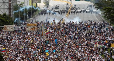 Венецуела гори од протести, Мадуро ветува 60% повисока минимална плата