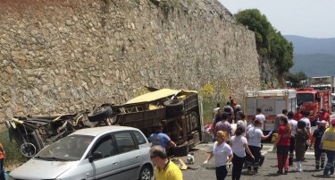КОБНА НЕСРЕЌА ВО ТУРЦИЈА: Автобус излета од патот
