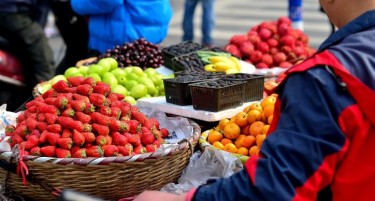 (ФОТО) Продавач на јагоди со креативна реклама мами купувачи