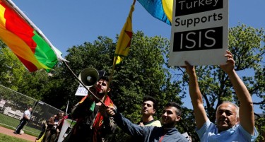 (ВИДЕО) Се тепаа поддржувачи и противници на Ердоган