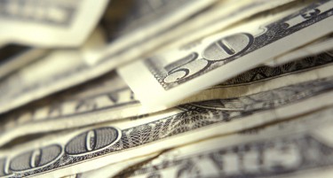 ОСТАР ПАД: Доларот на најниско ниво за шест месеци