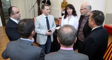 Груевски им ја честита на Велешани новата фабрика за текстил а за платата молк