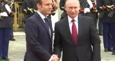 (ВИДЕО) Путин стигна во Франција-Прва средба со Макрон