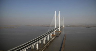 Видео: Кина потроши 350 милиони долари на мост кој завршува во пустина