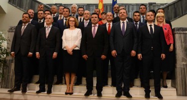 (ГАЛЕРИЈА) Прво „Фемили фото“ на премиерот и новите министри