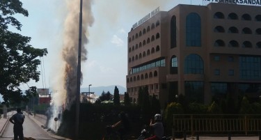 Се запали ограда пред хотелот Александар Палас