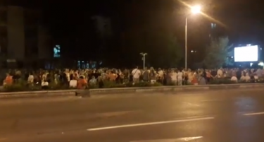 (ВИДЕО) Поддржувачи на ВМРО ДПМНЕ протестираат пред Кривичен суд