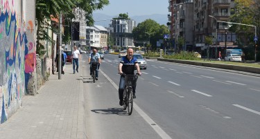Коце ги сефтоса новите велосипедски патеки долж на  бул. „Свети Климент Охридски“