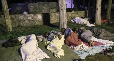 ДВА СИЛНИ ЗЕМЈОТРЕСИ ВО ГРЦИЈА: Туристи и мештани бегаат од домовите и рестораните