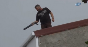 (ВИДЕО) Маж во Истанбул пукаше во автомобили од покрив на зграда
