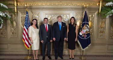 Премиерот Заев и сопругата позираа со Трамп и првата дама на САД