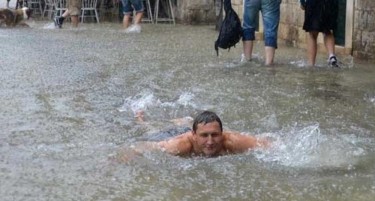 (ВИДЕО) Дубровник поплавен, туристите се забавуваат