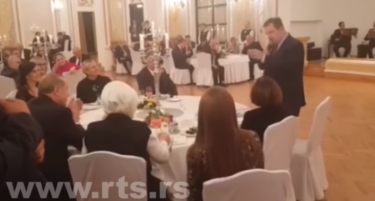 Видео: Шоуменот Дачиќ му пееше на Ердоган