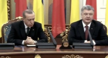 (ВИДЕО) ДОДЕКА ПОРОШЕНКО ЗБОРУВА: Ердоган заспа на прес-конференција?
